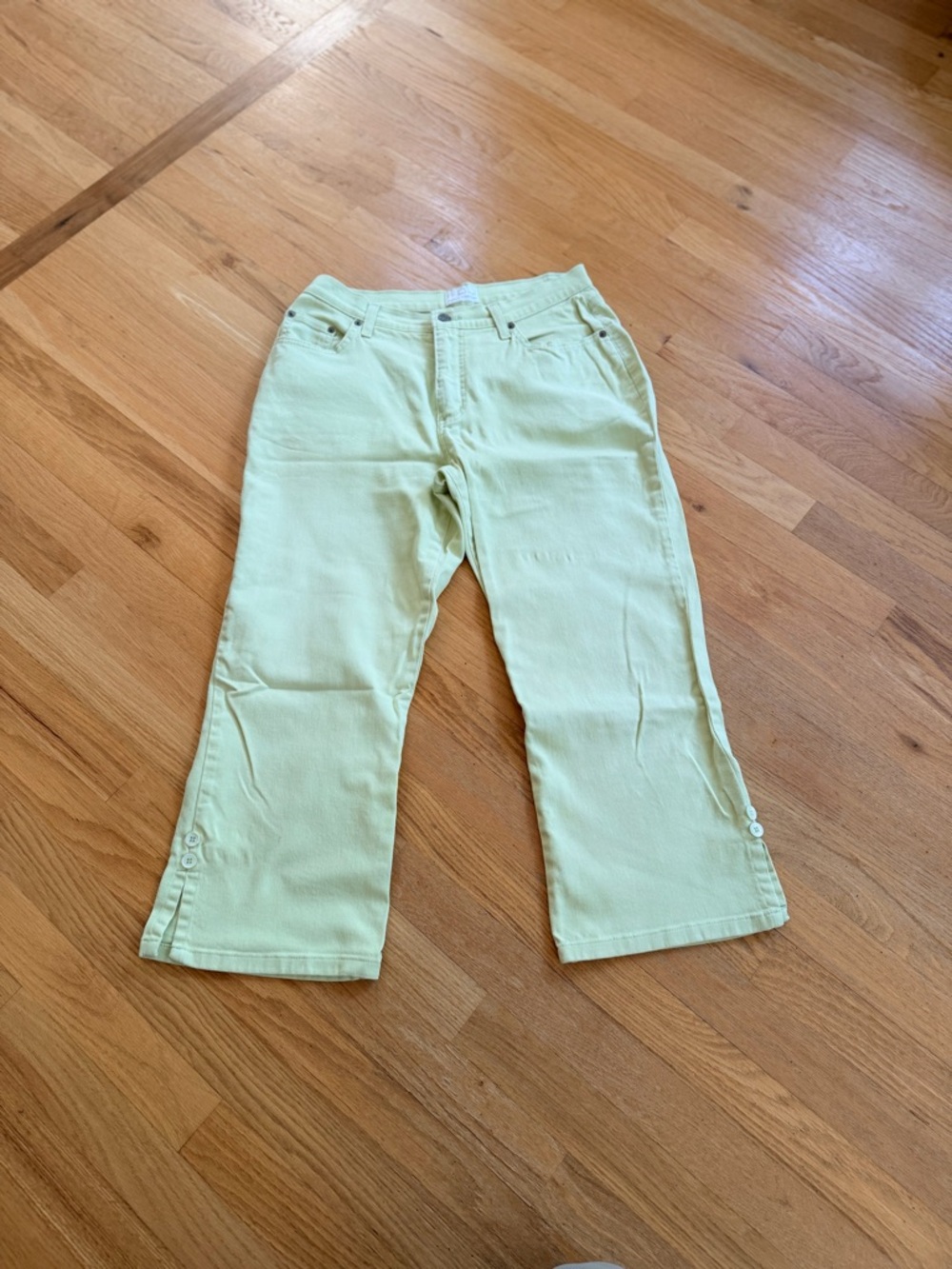 Ladies Size 10 "FDJ" Cropped Light Green Women's Jeans with Button Hem GUC ❤️